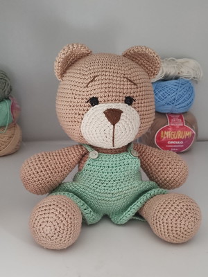 Urso em amigurumi com macacão