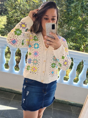 Blusa colorida de frio crochê square