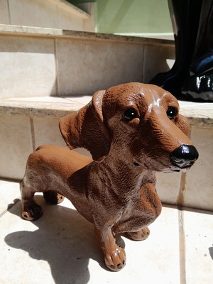 Cachorro basset marron gesso decoração realista