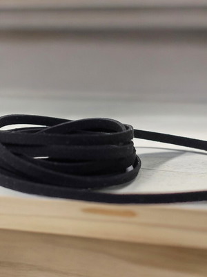 Gargantilha cordão de couro preto sem pingente com ponteira