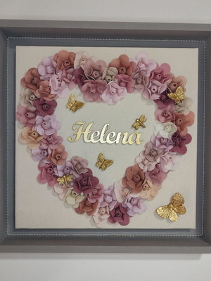 Quadro porta maternidade floral com coração de crochê e led