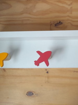 Cabideiro e pendurador com prateleira quarto infantil avião