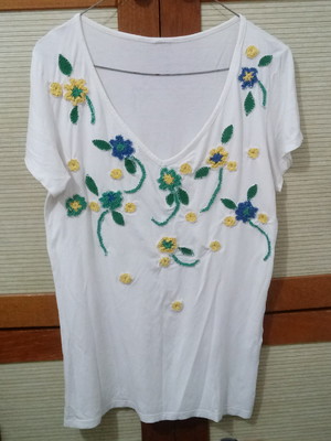 Blusa com aplicações de flores