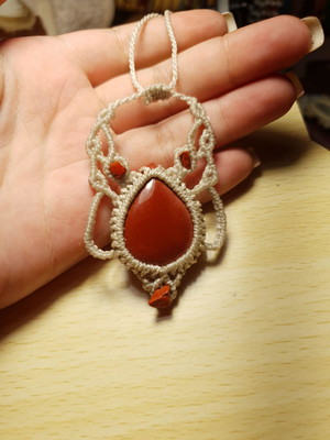 Colar em macramê com jaspe vermelho
