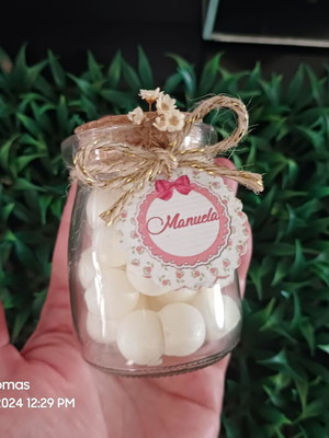 Lembrancinha frasco com mini sabonetes pérolas