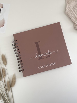 Livro do bebê personalizado | letra inicial off marrom