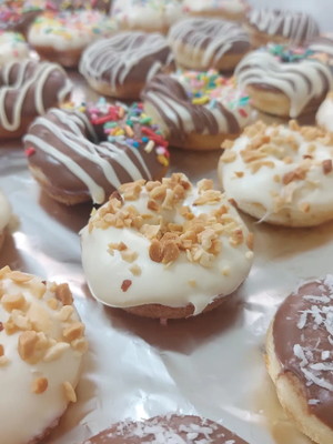200 mini cake donuts