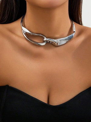 Choker feminina de metal, robusta e elegante.