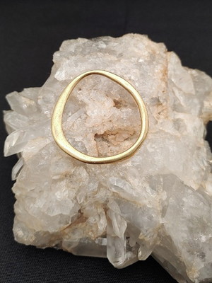 Argola orgânica irregular ouro velho (4 cm)