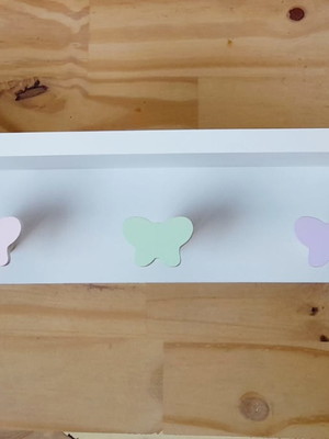 Cabideiro com prateleira infantil borboleta 5 pinos