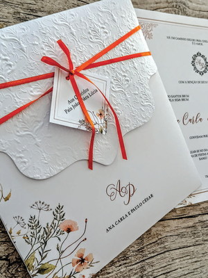 Convite casamento com aba do envelope em alto relevo.