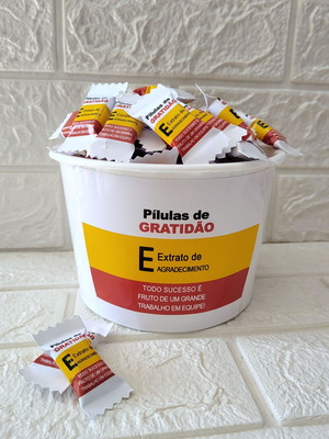 Baldinho com 100 balas pílulas de gratidão