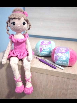 Bailarina confeccionada em crochê / amigurumi