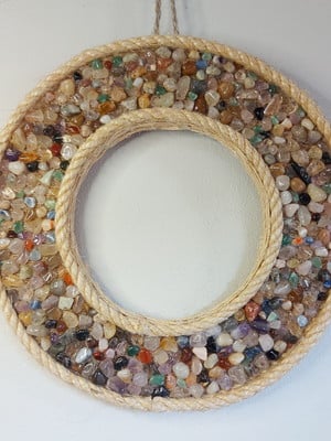 Mandala com pedras coloridas e corda de sisal