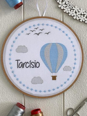 Porta maternidade menino bastidor bordado balão nuvens