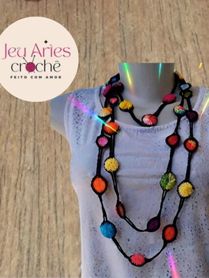 Colar de linha preta com círculos coloridos em crochê