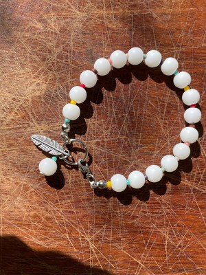 Pulseira de muranos brancos e miçangas coloridas