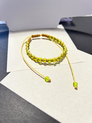 Pulseira de miçangas verdes com macrame