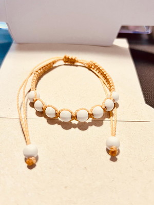 Pulseira com miçangas brancas