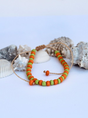Pulseira infantil ajustável de miçangas laranjas e verdes