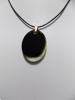 Colar em resina nos tons verde e preto