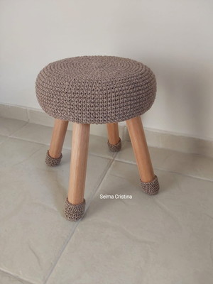 Banquinho infantil com capa em croche