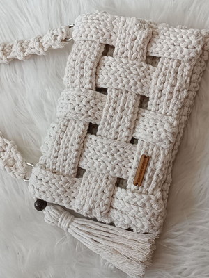 Bolsa de crochê em barbante com trançado e tassel.