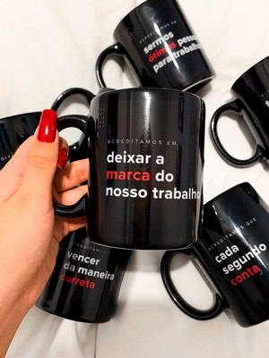 Caneca preta personalizada - 30und.