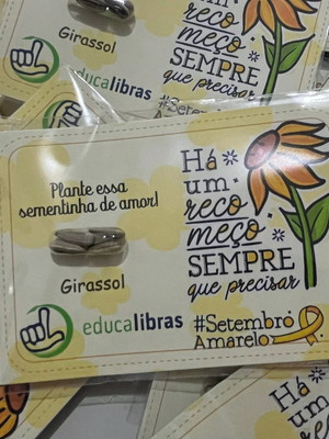 Card e cápsula com semente de girassol- setembro amarelo