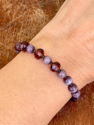 Pulseira de cristais e contas de vidro lilás