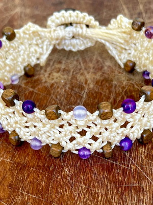 Pulseira de macramé, com jade e madeira