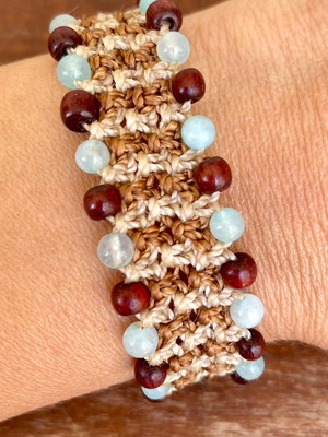 Pulseira de macramé, com jade e madeira