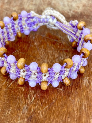 Pulseira de macramé, com jade e madeira