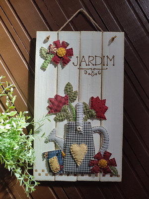Enfeite plaquinha jardim com regador e flores