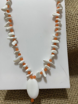 Colar em cascalho de jade branco e contas jade laranja
