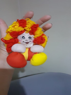 Chaveiro boneca emília