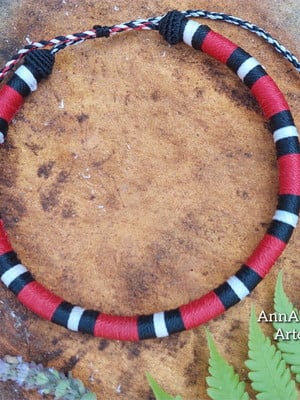 Colar cobra coral macramê