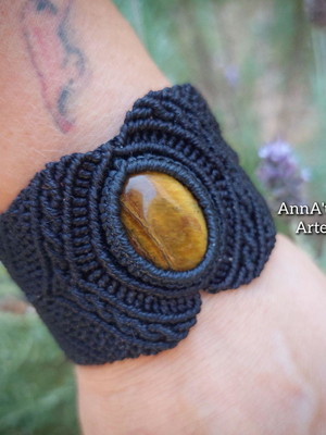 Pulseira bracelete em macramê olho de tigre