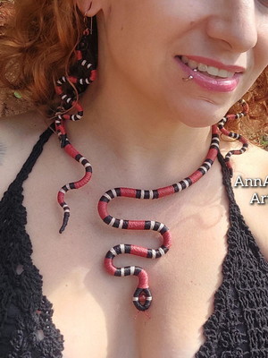 Conjunto cobra coral colar e brinco