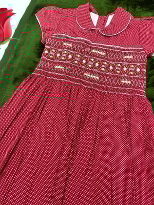 Vestido- bordado a mão= 8 anos