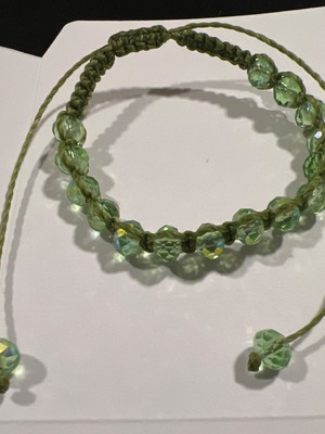 Pulseira de macrame ajustável com cristais verdes