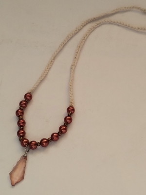 Colar com pérolas cognac e pingente