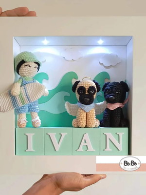 Quadro porta maternidade com led e nome em cubos | amigurumi