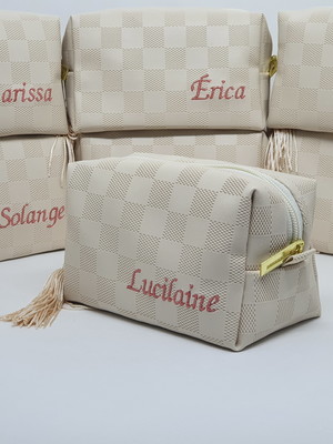 Necessaire bordada - personalizada com nomes