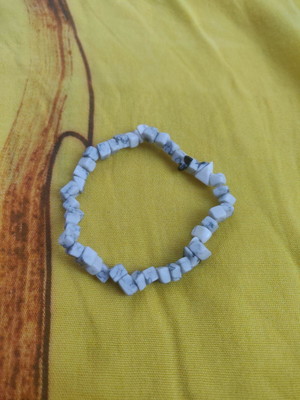 Pulseira cascalho howlita