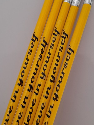 Lápis com borracha personalizado