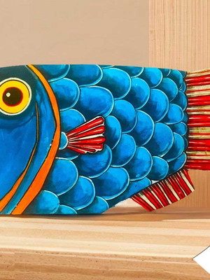 Arte de peixe pintada em madeira recuperada