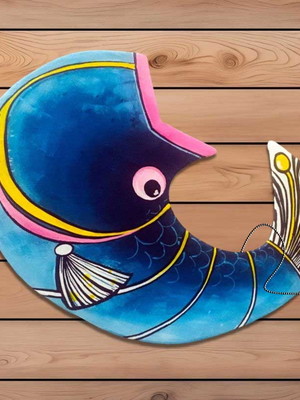 Arte de peixe pintada em madeira recuperada,