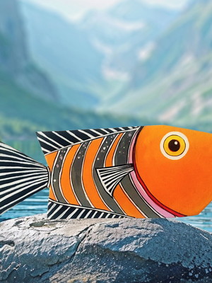 Arte de peixe pintada em madeira recuperada