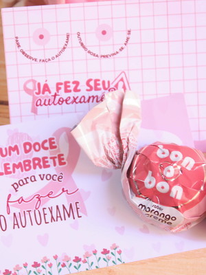 Card com bombom- outubro rosa